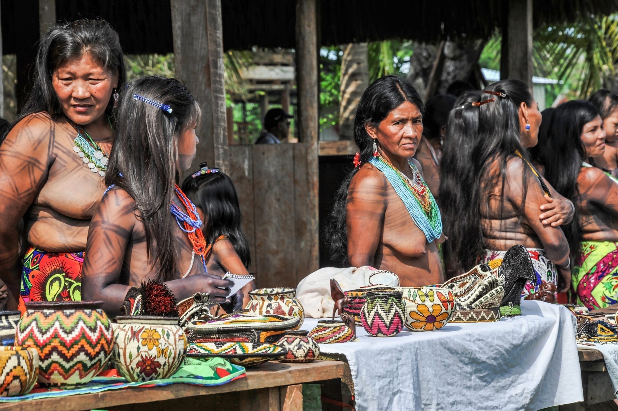 Craftspeople of the Emberá tribe 